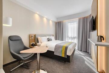 Фото номера Двухместный номер с 1 кроватью - Для некурящих Отель Holiday Inn Express - Rzeszow Airport г. Ясенка 4