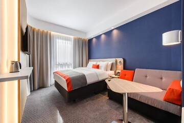 Фото номера Двухместный номер с 1 диваном-кроватью Отель Holiday Inn Express - Rzeszow Airport г. Ясенка 8